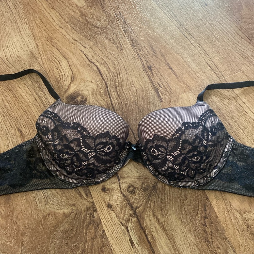 Victoria’s Secret bra, 32C